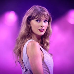 Taylor Swift Kicked off Football Season With Swooping Side Bangs